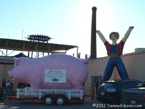 Sign Museum Entrance - pig and genie